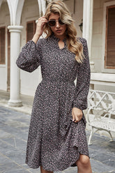 Langärmliges Kleid mit V-Ausschnitt und Blumenmuster